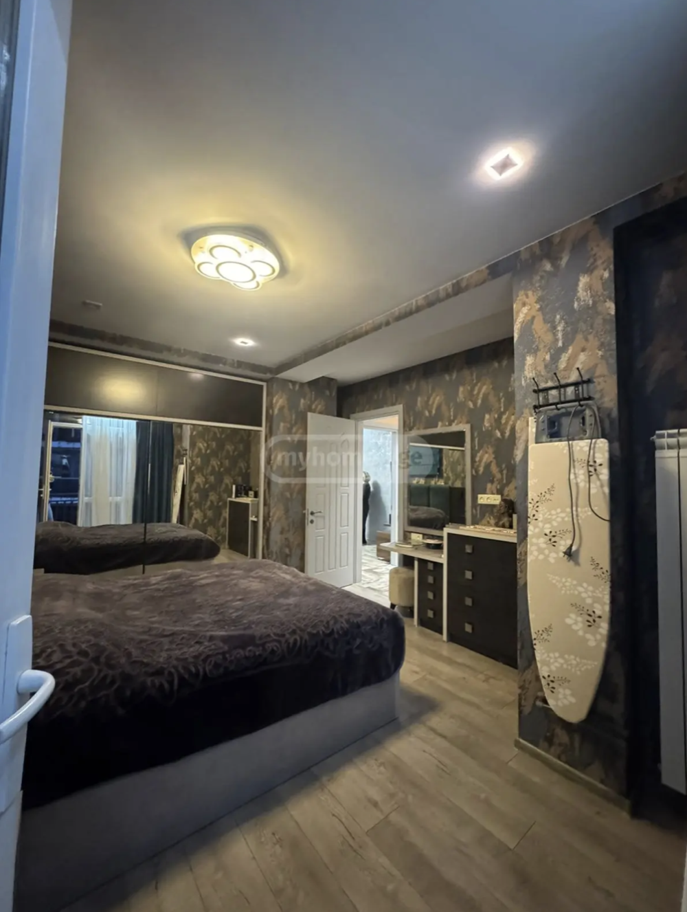 იყიდება 3 ოთახიანი ბინა ბათუმში